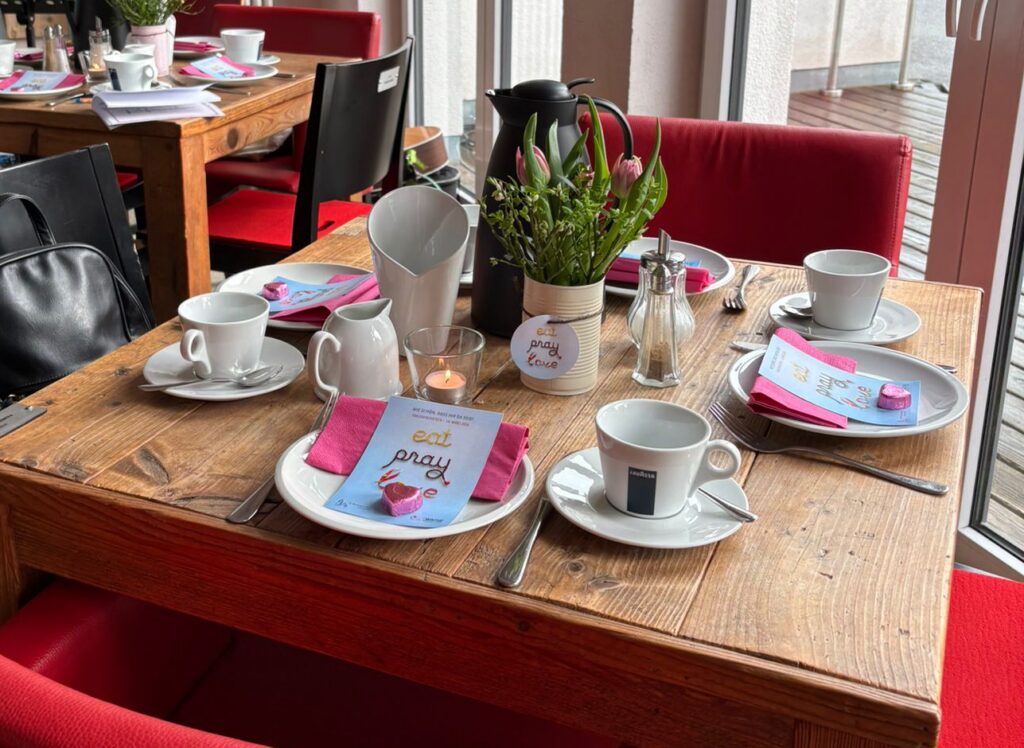 Gedeckter Tisch des Frauenfrüstücks